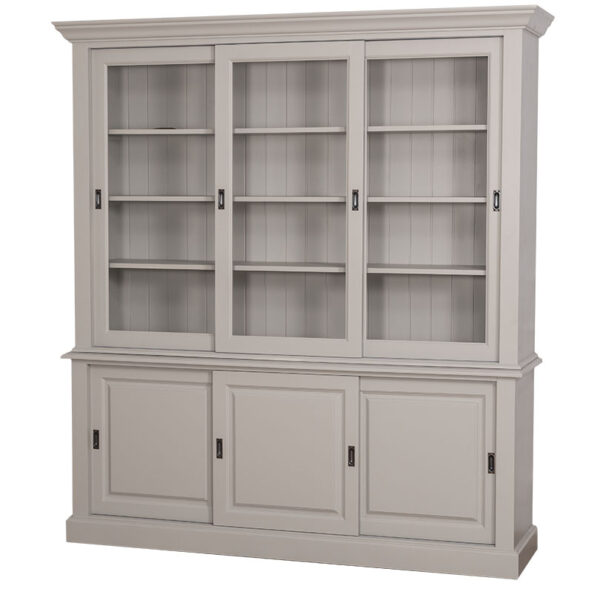 Landelijke vitrinekast met schuifdeuren voor opbergruimte. Gemaakt van massief eiken hout in de kleur beige zand taupe. Het meubel kan op verschillende manieren geverfd worden in verschillende kleuren en kan op maat gemaakt worden. Villa Laura