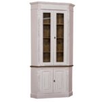Landelijke klassiek met ornamenten hoekkast met onder twee deuren en boven twee hoge deuren met glas. Gemaakt van massief eiken hout in de kleur wit met bruin eiken binnenkant. Het meubel kan op verschillende manieren geverfd worden in verschillende kleuren en kan op maat gemaakt worden. Villa Laura