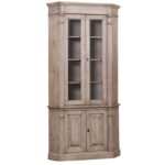 Landelijke hoekkast met onder twee deuren en boven twee hoge deuren met glas. Gemaakt van massief eiken hout in de kleur bruin eiken. Het meubel kan op verschillende manieren geverfd worden in verschillende kleuren en kan op maat gemaakt worden. Villa Laura