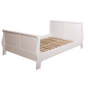 klassiek landelijk romantische houten bed. Het bed heeft een queen ann poot. Gemaakt van massief hout eiken. het bed is leverbaar als tweepersoonsbed, twijfelaar of eenpersoonsbed. er zit een houteen lattenbodem in. het bed is gebroken wit / ral 9010 van kleur. de afmeting van dit bed is 140 breedt en 200 cm lang of het kan op maat gemaakt worden. Villa Laura