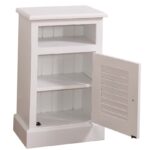 Landelijk louvre nachtkastje met open vak en deur. Gemaakt van massief eiken hout in de kleur wit. Het meubel kan op verschillende manieren geverfd worden in verschillende kleuren en kan op maat gemaakt worden. Villa Laura