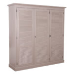 landelijke kledingkast met louvre shutter deuren. de kledingkast heeft een gedeelte hang en legplanken. Gemaakt van massief hout eiken met een rustieke afwerking. kleur brons. Het kan op maat gemaakt worden. Villa Laura