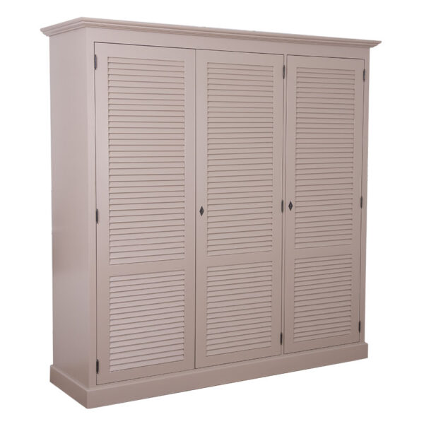 landelijke kledingkast met louvre shutter deuren. de kledingkast heeft een gedeelte hang en legplanken. Gemaakt van massief hout eiken met een rustieke afwerking. kleur brons. Het kan op maat gemaakt worden. Villa Laura