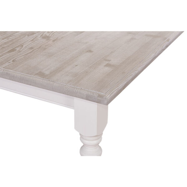 Landelijke rechthoekige eettafel gemaakt van eiken hout, kan in verschillende maten. Het tafelblad is in de kleur Sand white wash. Het onderstel is in de kleur gebroken wit. De tafel kan op verschillende manieren geverfd worden in verschillende kleuren en kan op maat gemaakt worden. Villa Laura
