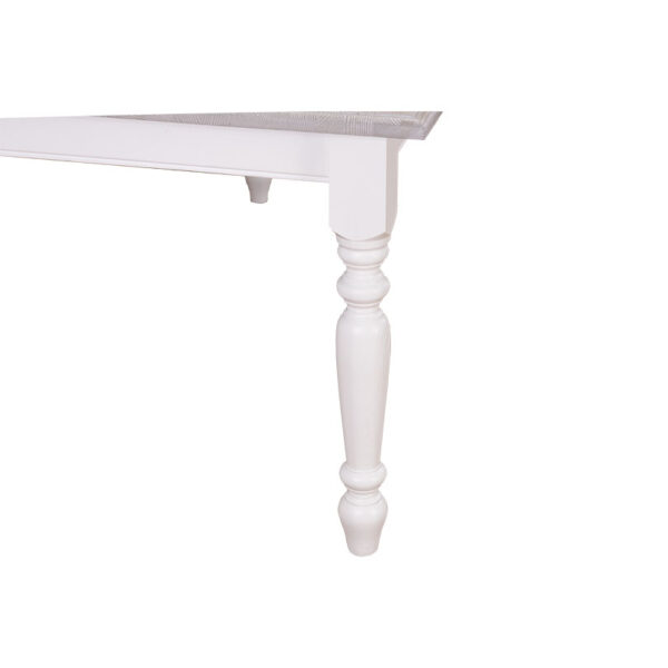 Landelijke rechthoekige eettafel gemaakt van eiken hout, kan in verschillende maten. Het tafelblad is in de kleur Sand white wash. Het onderstel is in de kleur gebroken wit. De tafel kan op verschillende manieren geverfd worden in verschillende kleuren en kan op maat gemaakt worden. Villa Laura