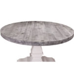Landelijke ronde tafel met groot onderstel met eiken houten blad die op maat gemaakt kan worden. Het tafelblad is in de kleur donkerrustiek met white wash. Het onderstel is in de kleur gebroken wit. Villa Laura