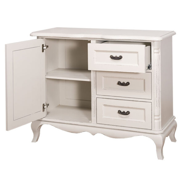 Klassieke lage kast met 3 kleine lades en een kastje voor opbergruimte. Het kastje staat op vier klassieke kleine pootjes. Gemaakt van massief hout in de kleur soft khaki. De kast kan op verschillende manieren geverfd worden in verschillende kleuren en kan op maat gemaakt worden. Villa Laura