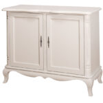 landelijke, klassieke brocante dressoir met Queen Ann poten en sierlijke lijsten. Gemaakt van massief hout in de kleur soft khaki. Villa Laura