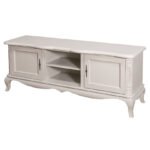 Landelijk klassieke tv meubel met twee deurtjes en twee open vakken op pootjes. Gemaakt van massief eiken hout in de kleur zand, beige. Het meubel kan op verschillende manieren geverfd worden in verschillende kleuren en kan op maat gemaakt worden. Villa Laura