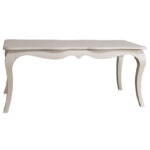 Landelijke rechthoekige eettafel met vier sierlijke poten. Gemaakt van massief eiken hout in de kleur gebroken wit. Het meubel kan op verschillende manieren geverfd worden in verschillende kleuren en kan op maat gemaakt worden. Villa Laura