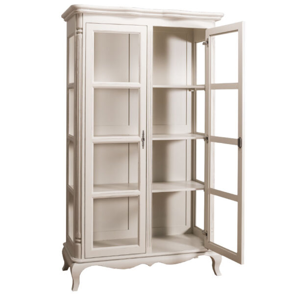 Klassieke vitrinekast met deuren met glas en vier vakken op pootjes. Gemaakt van massief eiken hout in de kleur beige. Het meubel kan op verschillende manieren geverfd worden in verschillende kleuren en kan op maat gemaakt worden. Villa Laura