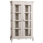 Klassieke vitrinekast met deuren met glas en vier vakken op pootjes. Gemaakt van massief eiken hout in de kleur beige. Het meubel kan op verschillende manieren geverfd worden in verschillende kleuren en kan op maat gemaakt worden. Villa Laura