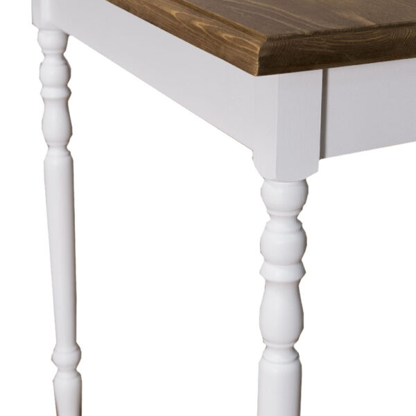 Landelijke rechthoekige eettafel met een smal blad die op maat gemaakt kan worden. De kleur van het blad is wax finish - warm bruin en de kleur van het onderstel is wit. Villa Laura