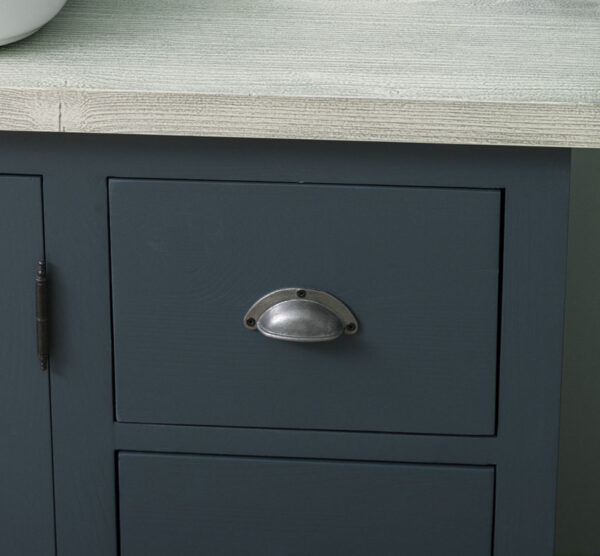 Landelijk louvre badkamermeubel met twee deuren en drie lades. Gemaakt van massief eiken hout in de kleur blauw met wit. Het meubel kan op verschillende manieren geverfd worden in verschillende kleuren en kan op maat gemaakt worden. Villa Laura