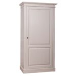 Landelijke kledingkast 1-deurs. Gemaakt van massief eiken hout in de kleur beige. Het meubel kan op verschillende manieren geverfd worden in verschillende kleuren en kan op maat gemaakt worden. Villa Laura