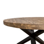 Ronde eettafel met spinpoot. Gemaakt van massief hout eiken. Het onderstel is zwart en het bovenblad is van warm, rustiek eiken hout waar je mooi de nerven van kan zien. De lengte is 130 cm of het kan op maat gemaakt worden. Villa Laura