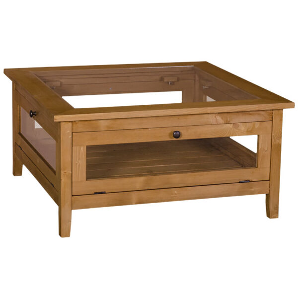 Landelijke dichte salontafel met vier deurtjes, een onderblad en glazen top. Gemaakt van massief eiken hout in de kleur was finish naturel. De salontafel kan op verschillende manieren geverfd worden in verschillende kleuren en kan op maat gemaakt worden. Villa Laura