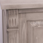 Landelijke dressoir met vier deuren voor opbergruimte. Gemaakt van massief eiken hout in de kleur wax finish bruin. Het meubel kan op verschillende manieren geverfd worden in verschillende kleuren en kan op maat gemaakt worden. Villa Laura