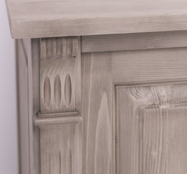 Landelijke dressoir met vier deuren voor opbergruimte. Gemaakt van massief eiken hout in de kleur wax finish bruin. Het meubel kan op verschillende manieren geverfd worden in verschillende kleuren en kan op maat gemaakt worden. Villa Laura