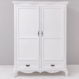 landelijk klassiek romantisch brocante 2-deurs kledingkast met lades. de kledingkast heeft sierlijke ornamenten en Queen Ann poten. Gemaakt van massief hout eiken in de kleur wit. Het kan op maat gemaakt worden. Villa Laura