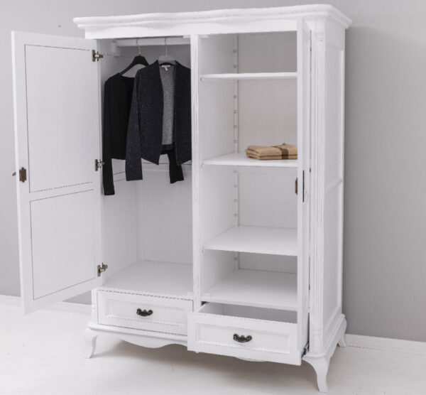 landelijk klassiek romantisch brocante 2-deurs kledingkast met lades. de kledingkast heeft sierlijke ornamenten en Queen Ann poten. de indeling is een gedeelte hang en legplanken die verstelbaar zijn. Gemaakt van massief hout eiken in de kleur wit. Het kan op maat gemaakt worden. Villa Laura
