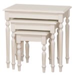 Landelijke salontafel/bijzettafel set van 3. Gemaakt van massief eiken hout in de kleur wit. Het meubel kan op verschillende manieren geverfd worden in verschillende kleuren en kan op maat gemaakt worden. Villa Laura