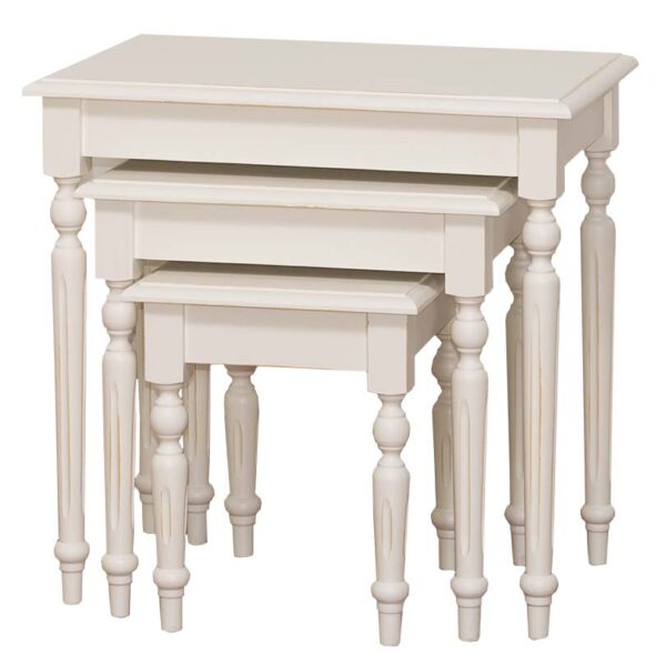 Landelijke salontafel/bijzettafel set van 3. Gemaakt van massief eiken hout in de kleur wit. Het meubel kan op verschillende manieren geverfd worden in verschillende kleuren en kan op maat gemaakt worden. Villa Laura