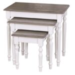 Landelijke salontafel/bijzettafel set van 3. Gemaakt van massief eiken hout in de kleur wit met naturel. Het meubel kan op verschillende manieren geverfd worden in verschillende kleuren en kan op maat gemaakt worden. Villa Laura
