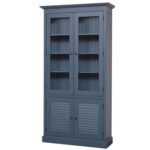 Landelijke shutter vitrinekast buffetkast met dubbele deuren. Gemaakt van massief eiken hout in de kleur donker blauw. Het meubel kan op verschillende manieren geverfd worden in verschillende kleuren en kan op maat gemaakt worden. Villa Laura