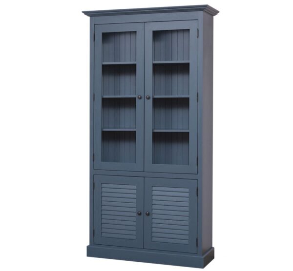 Landelijke shutter vitrinekast buffetkast met dubbele deuren. Gemaakt van massief eiken hout in de kleur donker blauw. Het meubel kan op verschillende manieren geverfd worden in verschillende kleuren en kan op maat gemaakt worden. Villa Laura