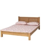Landelijke, klassieke, extravagante houten louvre/ shutter tweepersoons bed met laag voeteinde. Gemaakt van massief hout eiken in de kleur gebroken naturel warm bruin. Het bed kan op verschillende manieren geverfd worden in verschillende kleuren en kan op maat gemaakt worden. Villa Laura