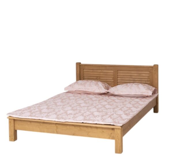 Landelijke, klassieke, extravagante houten louvre/ shutter tweepersoons bed met laag voeteinde. Gemaakt van massief hout eiken in de kleur gebroken naturel warm bruin. Het bed kan op verschillende manieren geverfd worden in verschillende kleuren en kan op maat gemaakt worden. Villa Laura