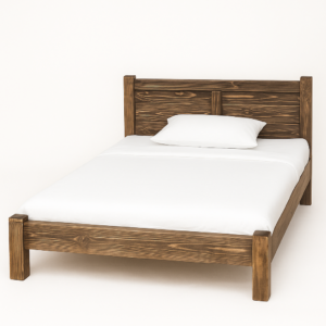 Landelijke, klassieke, extravagante houten tweepersoons bed met laag voeteinde. Gemaakt van massief hout eiken in de kleur rustiek warm naturel bruine houten kleur. Het bed kan op verschillende manieren geverfd worden in verschillende kleuren en kan op maat gemaakt worden. Villa Laura