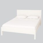 Landelijke, klassieke, extravagante houten tweepersoons bed met laag voeteneinde. Gemaakt van massief hout eiken in de kleur wit. Het bed kan op verschillende manieren geverfd worden in verschillende kleuren en kan op maat gemaakt worden. Villa Laura