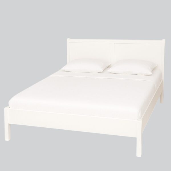 Landelijke, klassieke, extravagante houten tweepersoons bed met laag voeteneinde. Gemaakt van massief hout eiken in de kleur wit. Het bed kan op verschillende manieren geverfd worden in verschillende kleuren en kan op maat gemaakt worden. Villa Laura