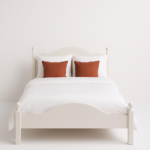 Landelijke, klassieke, brocante, extravagante tweepersoonsbed, kingsize bed. Gemaakt van massief hout eiken in de kleur gebroken wit. Het bed kan op verschillende manieren geverfd worden in verschillende kleuren en kan op maat gemaakt worden. Villa Laura