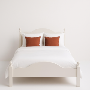 Landelijke, klassieke, brocante, extravagante tweepersoonsbed, kingsize bed. Gemaakt van massief hout eiken in de kleur gebroken wit. Het bed kan op verschillende manieren geverfd worden in verschillende kleuren en kan op maat gemaakt worden. Villa Laura