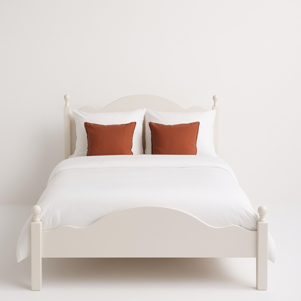 Landelijke, klassieke, brocante, extravagante tweepersoonsbed, kingsize bed. Gemaakt van massief hout eiken in de kleur gebroken wit. Het bed kan op verschillende manieren geverfd worden in verschillende kleuren en kan op maat gemaakt worden. Villa Laura