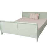 Landelijke, klassiek Engels, romantisch houten kingsize/tweepersoons bed met twee lades. Gemaakt van massief hout eiken in de kleur mint, licht blauw groen. Het bed kan op verschillende manieren geverfd worden in verschillende kleuren en kan op maat gemaakt worden. Villa Laura