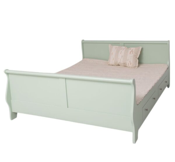 Landelijke, klassiek Engels, romantisch houten kingsize/tweepersoons bed met twee lades. Gemaakt van massief hout eiken in de kleur mint, licht blauw groen. Het bed kan op verschillende manieren geverfd worden in verschillende kleuren en kan op maat gemaakt worden. Villa Laura
