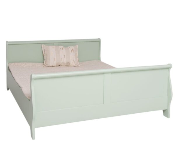 Landelijke, klassiek Engels, romantisch houten kingsize/tweepersoons bed met twee lades. Gemaakt van massief hout eiken in de kleur mint, licht blauw groen. Het bed kan op verschillende manieren geverfd worden in verschillende kleuren en kan op maat gemaakt worden. Villa Laura