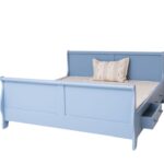 Landelijke, klassiek Engels, romantisch houten kingsize/tweepersoons bed met twee lades. Gemaakt van massief hout eiken in de kleur licht blauw. Het bed kan op verschillende manieren geverfd worden in verschillende kleuren en kan op maat gemaakt worden. Villa Laura