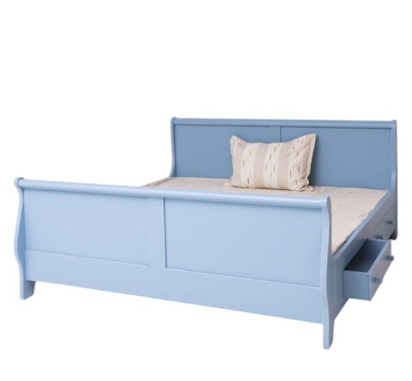 Landelijke, klassiek Engels, romantisch houten kingsize/tweepersoons bed met twee lades. Gemaakt van massief hout eiken in de kleur licht blauw. Het bed kan op verschillende manieren geverfd worden in verschillende kleuren en kan op maat gemaakt worden. Villa Laura