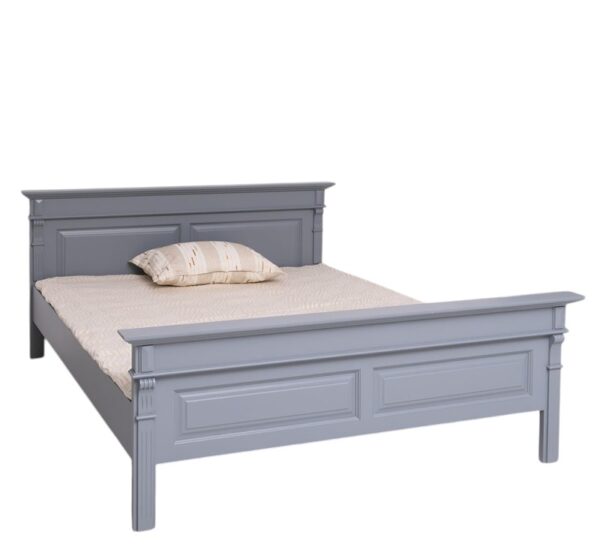 Landelijke, klassiek, romantische houten kingsize tweepersoons bed. Gemaakt van massief hout eiken in de kleur blauw. Het bed kan op verschillende manieren geverfd worden in verschillende kleuren en kan op maat gemaakt worden. Villa Laura