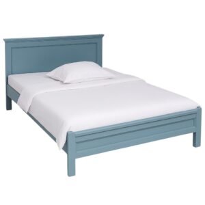 Landelijke, klassiek engels, romantisch houten twijfelaar/tweepersoons bed met laag voeteinde een een hoog hoofdboard. Gemaakt van massief hout eiken in de kleur blauw. Het bed kan op verschillende manieren geverfd worden in verschillende kleuren en kan op maat gemaakt worden. Villa Laura
