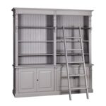 landelijk klassieke boekenkast met een ladder, deuren. de planken in de kast zijn verstelbaar. Gemaakt van massief hout eiken in de kleur taupe, brons. Het kan op maat gemaakt worden. Villa Laura