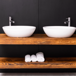 Massief eiken houten badkamermeubel planken die bevestigd zijn aan de wand. de wandmeubel kenmerkt zich door eenvoudige lijnen, een minimalistisch design en een moderne en elegante uitstraling.Het badkamermeubel heeft dubbele wasbak en kraan en een plank voor de handdoeken of toiletspullen. Het meubel kan op maat gemaakt worden of lengte 150 cm. Villa Laura