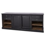 Landelijke dressoir met lades, schuifdeuren en open vakken voor opbergruimte. De kast heeft in het midden twee schuifdeuren en aan beide buitenkanten 2 lades onder elkaar en 2 open vakken. Gemaakt van massief eiken hout in de kleur zwart met een warm bruine binnenkant. Het meubel kan op verschillende manieren geverfd worden in verschillende kleuren en kan op maat gemaakt worden. Villa Laura