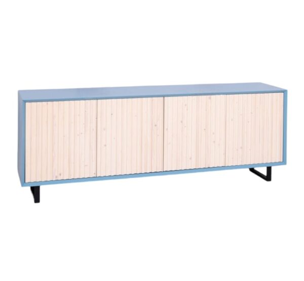 Modern landelijk dressoir met een deurtje van houten latjes.De kast staat op zwarte stalen pootjes. Gemaakt van massief hout eiken in de kleur blauw en licht eiken deurtje. De kast kan op verschillende manieren geverfd worden in verschillende kleuren en kan op maat gemaakt worden. Villa Laura