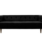 De BOBBI bank van Kick Collection is een eigentijdse designbank met een luxe uitstraling. Zijn fluwelen bekleding gecombineerd met de houten pootjes voegen een vleugje elegantie toe aan jouw interieur. Ook aan de achterzijde is veel aandacht besteed, waardoor BOBBI vrijstaand in de ruimte tot zijn recht komt. Dankzij zijn comfortabele zitting en prachtige details wordt deze bank een onmisbaar element in elke woonomgeving. Bovendien is de bank verkrijgbaar in diverse kleuren, zodat jouw ideale bank altijd binnen handbereik is. Villa Laura